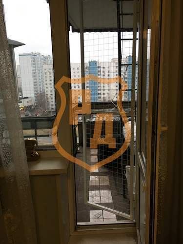 дверь антикошка белого цвета
