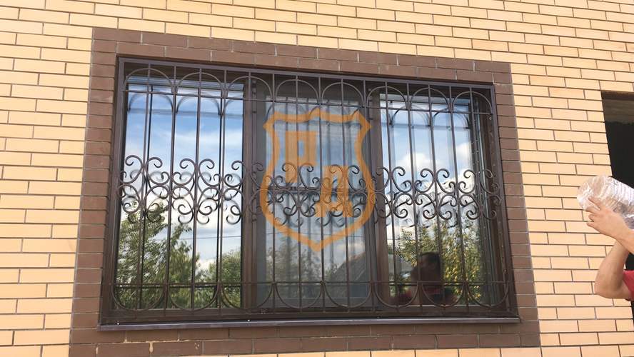 кованая решетка для загородного дома