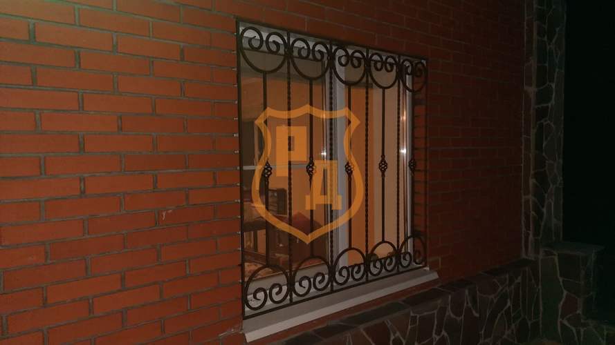 кованая решетка на двустворчатое окно вид с боковой стороны
