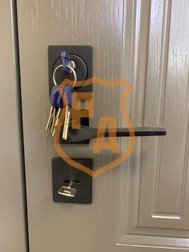 установленная фурнитура на двери со стеклом